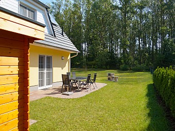 Blick auf die Terrasse und das großzügige Gelände