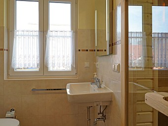 Das Bad mit Sauna, Dusche und WC im Erdgeschoss