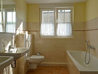 Das Bad mit Wanne und WC im Dachgeschoss